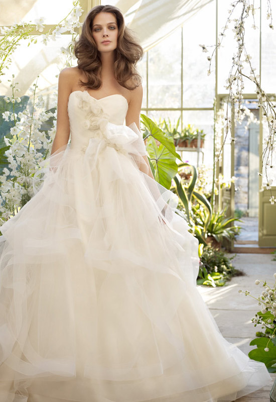 Nhẹ nhàng và bay bổng như áng mây trời, những chiếc váy cưới sẽ đem lại cho bạn vẻ đẹp hoàn hảo, vô cùng ngọt ngào Xem thêm: Bất chấp nắng nóng, cô dâu hóa "thiên thần" với váy cưới cực "cool"