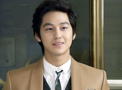 Còn đây là khi anh vuốt ngược mái để tạo một phong cách khác. (Ảnh:KB) Xem thêm:Vẻ lãng tử dễ "hạ gục" phái đẹp của mỹ nam Hàn Còn đây là khi anh vuốt ngược mái để tạo một phong cách khác. (Ảnh:KB) Xem thêm:Vẻ lãng tử dễ "hạ gục" phái đẹp của mỹ nam Hàn