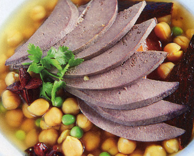 Vitamin A có nhiều trong các loại rau màu lá xanh sẫm, các loại quả màu vàng như cà rốt, đu đủ, bí đỏ, bí ngô, gan động vật, các sản phẩm chế biến từ bơ sữa. Xem thêm:Điểm mặt những thực phẩm tốt nhất cho bữa sáng của trẻ