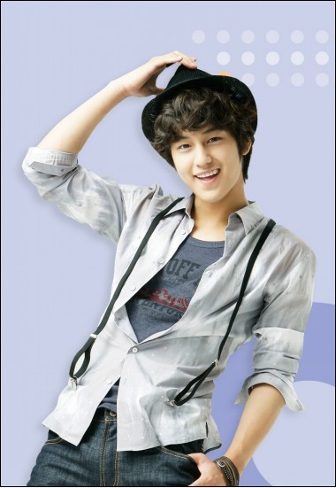 Kim Bum với mái tóc xoăn ấn tượng. (Ảnh:DV) Xem thêm:Vẻ lãng tử dễ "hạ gục" phái đẹp của mỹ nam Hàn Kim Bum với mái tóc xoăn ấn tượng. (Ảnh:DV) Xem thêm:Vẻ lãng tử dễ "hạ gục" phái đẹp của mỹ nam Hàn