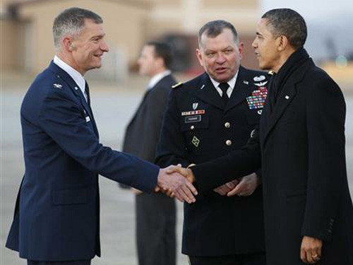 Tư lệnh USFK James Thurman (giữa) đón tiếp Tổng thống Obama trong chuyến thăm Hàn Quốc - Ảnh: Reuters Tư lệnh USFK James Thurman (giữa) đón tiếp Tổng thống Obama trong chuyến thăm Hàn Quốc - Ảnh: Reuters