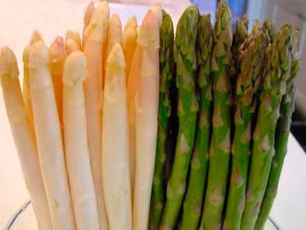 10. Măng tây: Măng tây chứa nhiều chất dinh dưỡng, chứa asparagine và kali có tác dụng lợi tiểu, giúp bài ra phần nước thừa trong cơ thể, giúp ích bài độc. Xem thêm: Phòng trừ ung thư hiệu quả với rau củ quanh ta