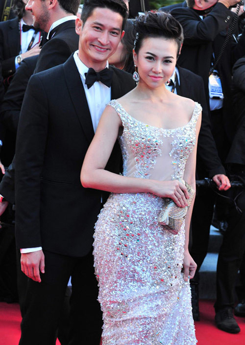 Còn tại LHP Cannes, để khoe sắc bên các người đẹp Hollywood, cô chọn cách vuốt gọn phần tóc bên thái dương, riêng phần mái được uốn xoăn nhẹ và đánh bồng lên giúp tăng vẻ gợi cảm. Xem thêm:Cơn sốt "Thiên sứ 9X": Tóc rẽ ngôi, cằm nhọn xinh như Thanh Hằng