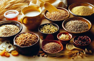 Ngũ cốc (ngô, kê, nếp cẩm, cao lương, yến mạch, các loại đậu…): Các loại ngũ cốc chứa hàm lượng chất xơ phong phú, rất thích hợp làm thực phẩm giảm cân, nhưng vẫn cung cấp đủ dưỡng chất thiết yếu cho cơ thể. Ngoài ra, đây cũng là nguồn cung cấp nguyên tố magiê phong phú. Nghiên cứu y học đã chứng minh, magiê có thể rút ngắn thời gian bị đau của các cơ quan trong cơ thể một cách hiệu quả. Xem thêm: Bạn bị thương và thâm tím, phải làm sao? Ngũ cốc (ngô, kê, nếp cẩm, cao lương, yến mạch, các loại đậu…): Các loại ngũ cốc chứa hàm lượng chất xơ phong phú, rất thích hợp làm thực phẩm giảm cân, nhưng vẫn cung cấp đủ dưỡng chất thiết yếu cho cơ thể. Ngoài ra, đây cũng là nguồn cung cấp nguyên tố magiê phong phú. Nghiên cứu y học đã chứng minh, magiê có thể rút ngắn thời gian bị đau của các cơ quan trong cơ thể một cách hiệu quả. Xem thêm: Bạn bị thương và thâm tím, phải làm sao?