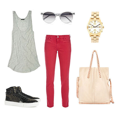 Hay áo ba lỗ kẻ sọc trắng đen, một đôi xăng đan xuồng đế gỗ thật cá tính, quàng thêm chiếc túi xách màu đen kiểu dáng cổ điển là các nàng có thể tự tin bước đi thật năng động trên phố. Xem thêm: Diện quần jeans sành điệu như cô nàng "Bella" xinh đẹp