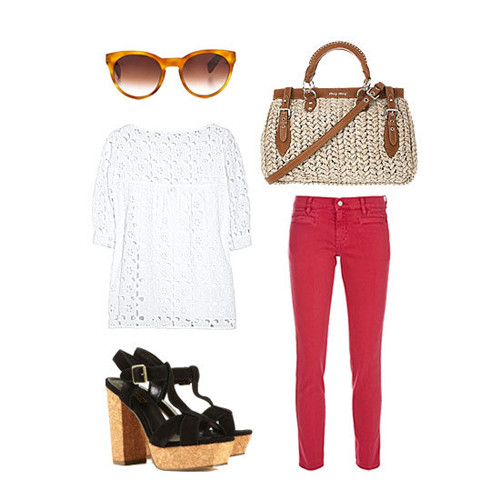 Thật cá tính khi kết hợp jean đỏ với sơ mi denim. Đôi boot da lộn đầy phong cách quá hoàn hảo để đi cùng bộ đôi này. Và nhớ tạo vẻ bắt mắt cho mình với chiếc vòng cổ ấn tượng nhé. Xem thêm: Diện quần jeans sành điệu như cô nàng "Bella" xinh đẹp