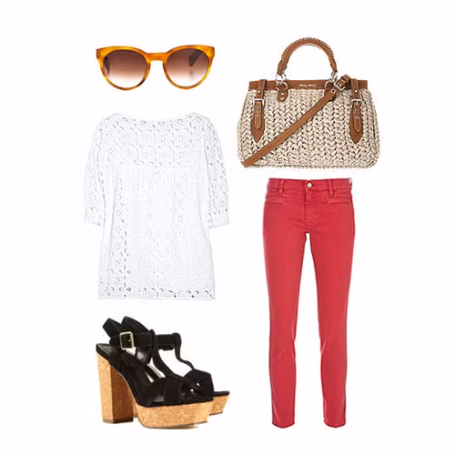 Thật cá tính khi kết hợp jean đỏ với sơ mi denim. Đôi boot da lộn đầy phong cách quá hoàn hảo để đi cùng bộ đôi này. Và nhớ tạo vẻ bắt mắt cho mình với chiếc vòng cổ ấn tượng nhé. Xem thêm: Diện quần jeans sành điệu như cô nàng "Bella" xinh đẹp