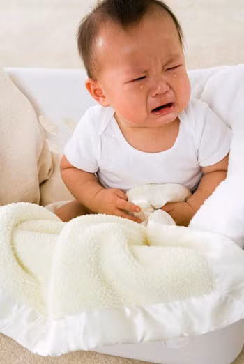 Mọc răng: Bé mọc răng thường chảy nước dãi, hay cho tay vào miệng. Vì khó chịu trong miệng nên bé cũng hay khóc nhè. Xem thêm: Điểm mặt những thực phẩm tốt nhất cho bữa sáng của trẻ