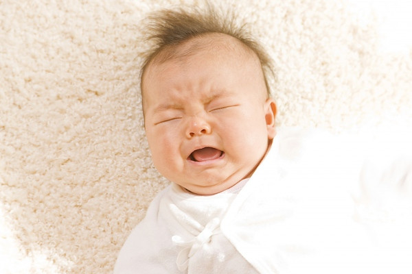 Bé lo âu: Bé sẽ bám bạn hơn bất cứ ai. Bé sẽ vui vẻ khám phá thế giới xung quanh, miễn là bé có thể trông thấy bạn. Trẻ con rất cần được âu yếm, vỗ về. Chúng thích nhìn thấy khuôn mặt của bố mẹ, nghe tiếng nói và cả nhịp đập trái tim bạn, thậm chí các bé còn nhận ra cả mùi đặc biệt của bố mẹ mình (nhất là mùi sữa mẹ). Vì thế, sau khi được cho ăn, thay đồ, nhiều bé muốn được bế. Xem thêm: Điểm mặt những thực phẩm tốt nhất cho bữa sáng của trẻ Bé lo âu: Bé sẽ bám bạn hơn bất cứ ai. Bé sẽ vui vẻ khám phá thế giới xung quanh, miễn là bé có thể trông thấy bạn. Trẻ con rất cần được âu yếm, vỗ về. Chúng thích nhìn thấy khuôn mặt của bố mẹ, nghe tiếng nói và cả nhịp đập trái tim bạn, thậm chí các bé còn nhận ra cả mùi đặc biệt của bố mẹ mình (nhất là mùi sữa mẹ). Vì thế, sau khi được cho ăn, thay đồ, nhiều bé muốn được bế. Xem thêm: Điểm mặt những thực phẩm tốt nhất cho bữa sáng của trẻ