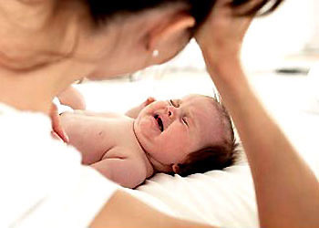 Hãy kiểm tra xem bé thấy khó chịu ở đâu. Nếu bạn không phát hiện ra, hãy đưa bé tới bác sĩ. Xem thêm: Điểm mặt những thực phẩm tốt nhất cho bữa sáng của trẻ Hãy kiểm tra xem bé thấy khó chịu ở đâu. Nếu bạn không phát hiện ra, hãy đưa bé tới bác sĩ. Xem thêm: Điểm mặt những thực phẩm tốt nhất cho bữa sáng của trẻ