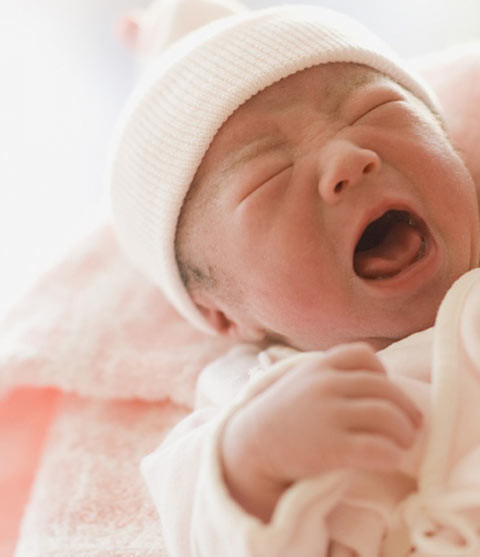 Vì thế, bạn nên học cách quấn hay thay tã cho bé thật nhanh. Tuy nhiên, các bà mẹ cũng nên lưu ý đừng mặc nhiều đồ cho bé bởi khi nóng bé cũng bực bội và không chịu nằm yên. Xem thêm: Điểm mặt những thực phẩm tốt nhất cho bữa sáng của trẻ Vì thế, bạn nên học cách quấn hay thay tã cho bé thật nhanh. Tuy nhiên, các bà mẹ cũng nên lưu ý đừng mặc nhiều đồ cho bé bởi khi nóng bé cũng bực bội và không chịu nằm yên. Xem thêm: Điểm mặt những thực phẩm tốt nhất cho bữa sáng của trẻ