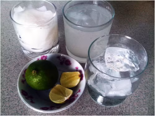 Nước dừa chứa nhiều enzym hoạt hóa sinh học tự nhiên như phosphatase acid, catalase, dehydrogenase, diastase, peroxidase, RNA polymerase... đây là những enzym trợ giúp tiêu hóa và chuyển hóa cho cơ thể . Xem thêm:Táo là loại quả chứa nhiều thuốc trừ sâu nhất?