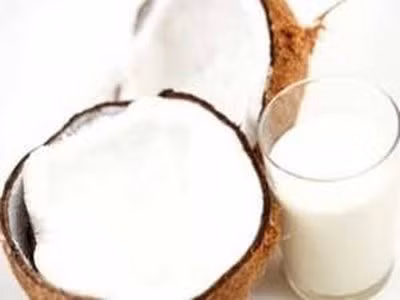 Nước dừa chứa nhiều khoáng chất hữu ích như canxi, sắt, magiê, mangan, kẽm, so với một số các loại trái cây, như nước cam chẳng hạn. Xem thêm:Táo là loại quả chứa nhiều thuốc trừ sâu nhất?