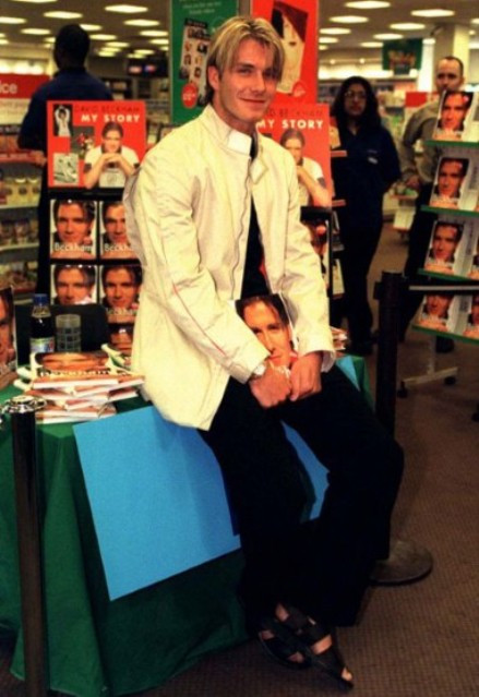 Becks đi.... sandal, thời còn là cầu thủ trẻ điển trai của đội bóng Manchester. (Ảnh:2S) Xem thêm: Vợ chồng Becks: từ quê mùa lên thành phố