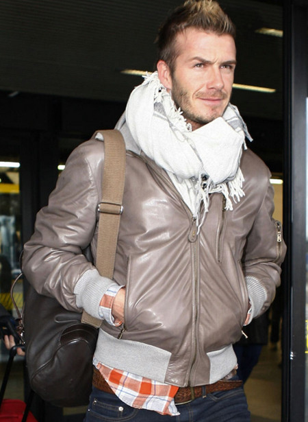 Rất hiếm khi thấy Becks "vận" trên mình một chiếc khăn to như vậy. (Ảnh:HB) Xem thêm: Vợ chồng Becks: từ quê mùa lên thành phố