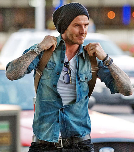 Một chiếc áo bò khoác ngoài, cùng với ba lô và chiếc mũ len như thế này tô đậm ấn tượng về một Becks trẻ trung, bụi bặm, phóng khoáng. (Ảnh:2S) Xem thêm: Vợ chồng Becks: từ quê mùa lên thành phố