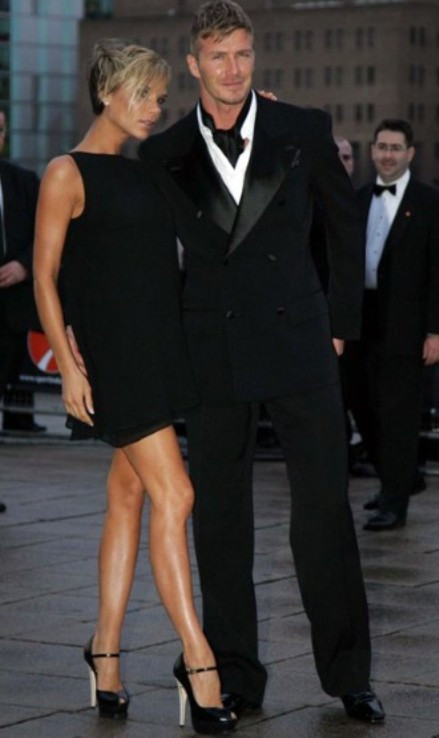 Hóa thân thành qúy ông lịch lãm xuất hiện bên vợ yêu. (Ảnh:CNN) Xem thêm: Vợ chồng Becks: từ quê mùa lên thành phố