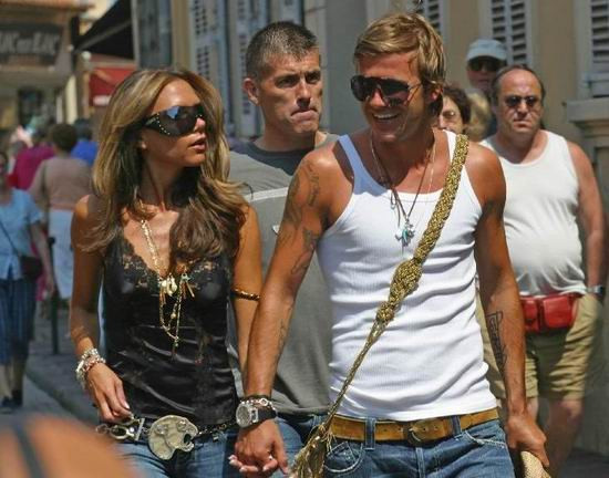 Hai vợ chồng Becks -Vic cùng diện áo sát nách, khoe khéo những "phụ kiện" đắt tiền.(Ảnh: NS) Xem thêm: Vợ chồng Becks: từ quê mùa lên thành phố