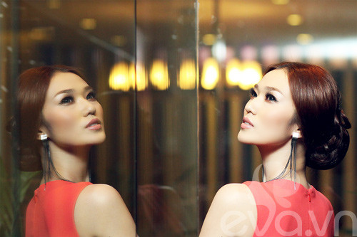 Phụ kiện hoa tai dài phù hợp, tôn vẻ đẹp khuôn mặt trong sáng Xem thêm:Sao Việt có còn xinh đẹp khi ướt mưa?