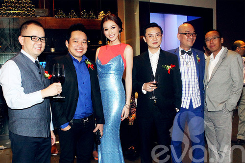 Khánh My và những người bạn. Xem thêm:Sao Việt có còn xinh đẹp khi ướt mưa?