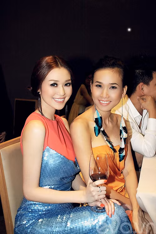 Khánh My và Dương Mỹ Linh. Xem thêm:Sao Việt có còn xinh đẹp khi ướt mưa?