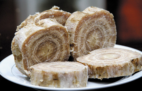 Với trường hợp tỳ vị nhiệt (lách - dạ dày nóng): Khi tỳ vị nhiệt, cơ thể mệt mỏi, miệng khô khát, đau cơ bắp, táo bón. Người bệnh có thể sử dụng các thảo dược như sắn dây, khoai mài, mía lau, diếp cá, rau sam, sữa đậu nành, các loại đậu (đậu hũ, đạu ván, đậu xanh), bột củ năng, bột dong… rất hữu ích.(Trong ảnh: Sắn dây) Xem thêm: Điểm mặt những thực phẩm tốt nhất cho bữa sáng của trẻ Với trường hợp tỳ vị nhiệt (lách - dạ dày nóng): Khi tỳ vị nhiệt, cơ thể mệt mỏi, miệng khô khát, đau cơ bắp, táo bón. Người bệnh có thể sử dụng các thảo dược như sắn dây, khoai mài, mía lau, diếp cá, rau sam, sữa đậu nành, các loại đậu (đậu hũ, đạu ván, đậu xanh), bột củ năng, bột dong… rất hữu ích.(Trong ảnh: Sắn dây) Xem thêm: Điểm mặt những thực phẩm tốt nhất cho bữa sáng của trẻ