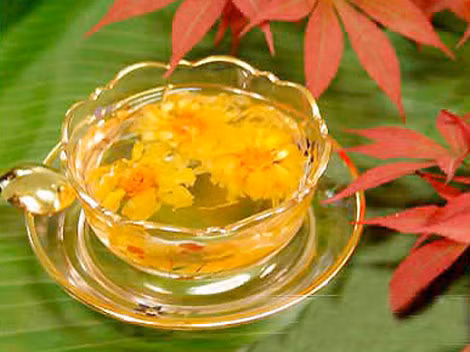 Trà hoa cúc giúp ngủ ngon: Trà hoa cúc gồm 2 loại là hoa cúc vàng và hoa cúc trắng. Trà của loại dược thảo quý này đã được sử dụng hàng trăm năm qua với nhiều lợi ích tuyệt vời đối với sức khỏe như: trị đau mắt, dạ dày, hội chứng ruột kích thích, buồn nôn, đau nửa đầu, hỗ trợ tiêu hóa... (Trong ảnh: trà hoa cúc) Xem thêm: Điểm mặt những thực phẩm tốt nhất cho bữa sáng của trẻ Trà hoa cúc giúp ngủ ngon: Trà hoa cúc gồm 2 loại là hoa cúc vàng và hoa cúc trắng. Trà của loại dược thảo quý này đã được sử dụng hàng trăm năm qua với nhiều lợi ích tuyệt vời đối với sức khỏe như: trị đau mắt, dạ dày, hội chứng ruột kích thích, buồn nôn, đau nửa đầu, hỗ trợ tiêu hóa... (Trong ảnh: trà hoa cúc) Xem thêm: Điểm mặt những thực phẩm tốt nhất cho bữa sáng của trẻ