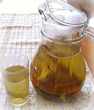 Bạn có thể chế biến thức uống từ rễ tranh kết hợp với mía lau, gừng, làm nên một thức uống giải nhiệt thơm ngon, hấp dẫn: Dùng mía lau (300g), rễ tranh (100g), đường phèn (50g), gừng (10g) nấu với nước, để nguội, lấy nước trong để vào ngăn mát tủ lạnh hoặc dùng với đá. (Trong ảnh:nước sắc từ rễ tranh) Xem thêm: Điểm mặt những thực phẩm tốt nhất cho bữa sáng của trẻ Bạn có thể chế biến thức uống từ rễ tranh kết hợp với mía lau, gừng, làm nên một thức uống giải nhiệt thơm ngon, hấp dẫn: Dùng mía lau (300g), rễ tranh (100g), đường phèn (50g), gừng (10g) nấu với nước, để nguội, lấy nước trong để vào ngăn mát tủ lạnh hoặc dùng với đá. (Trong ảnh:nước sắc từ rễ tranh) Xem thêm: Điểm mặt những thực phẩm tốt nhất cho bữa sáng của trẻ