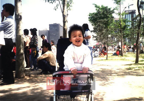 Nụ cười của Lee Min Ho so với bây giờ cũng chẳng khác là bao. (Trong ảnh: Lee Min Ho khi mới chập chững bước đi đâu tiên).(Ảnh: 2sao) Xem thêm:Sao Hàn bỗng dưng từ "xinh gái" thành "đẹp giai" Nụ cười của Lee Min Ho so với bây giờ cũng chẳng khác là bao. (Trong ảnh: Lee Min Ho khi mới chập chững bước đi đâu tiên).(Ảnh: 2sao) Xem thêm:Sao Hàn bỗng dưng từ "xinh gái" thành "đẹp giai"