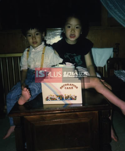 Lee Min Ho cùng chị gái bên chiếc bánh kem sinh nhật. (Ảnh: 2sao) Xem thêm:Sao Hàn bỗng dưng từ "xinh gái" thành "đẹp giai" Lee Min Ho cùng chị gái bên chiếc bánh kem sinh nhật. (Ảnh: 2sao) Xem thêm:Sao Hàn bỗng dưng từ "xinh gái" thành "đẹp giai"