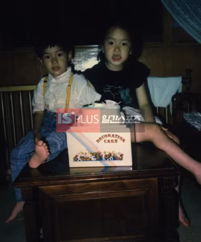 Lee Min Ho cùng chị gái bên chiếc bánh kem sinh nhật. (Ảnh: 2sao) Xem thêm:Sao Hàn bỗng dưng từ "xinh gái" thành "đẹp giai"