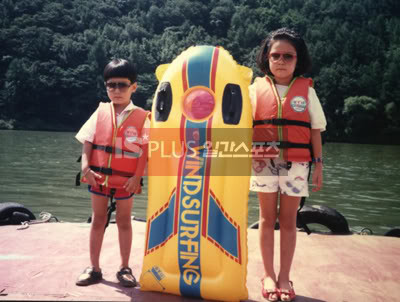 Lee Min Ho trong bộ đồ bơi và cặp kính đen trông rất "ngầu" bên chị gái. (Ảnh: 2sao) Xem thêm:Sao Hàn bỗng dưng từ "xinh gái" thành "đẹp giai" Lee Min Ho trong bộ đồ bơi và cặp kính đen trông rất "ngầu" bên chị gái. (Ảnh: 2sao) Xem thêm:Sao Hàn bỗng dưng từ "xinh gái" thành "đẹp giai"