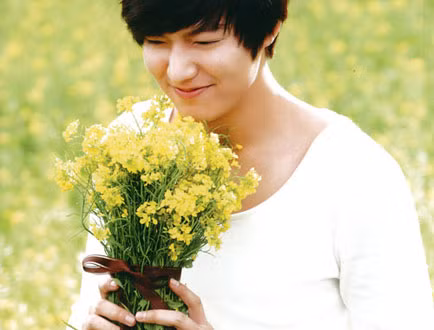 Đặc biệt hơn nữa anh là người rất yêu thiên nhiên và yêu những loài hoa màu vàng. (Ảnh: LĐ) Xem thêm:Sao Hàn bỗng dưng từ "xinh gái" thành "đẹp giai"