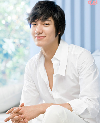 Lịch lãm, đúng điệu "Bạch mã hoàng tử". (Ảnh: xz) Xem thêm:Sao Hàn bỗng dưng từ "xinh gái" thành "đẹp giai" Lịch lãm, đúng điệu "Bạch mã hoàng tử". (Ảnh: xz) Xem thêm:Sao Hàn bỗng dưng từ "xinh gái" thành "đẹp giai"