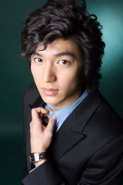 Nhưng có lẽ ấn tượng nhất chính là một Lee Min Ho với mái tóc lượn sóng, cá tính và đậm chất công tử. (Ảnh: DT) Xem thêm:Sao Hàn bỗng dưng từ "xinh gái" thành "đẹp giai"