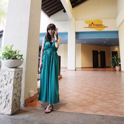 Maxi không phải chỉ có thể mặc khi đi biển đâu nhé, bạn có thể diện thoải mái khi dạo phố cuối tuần. Xem thêm:Thổi bùng xu hướng hè với thời trang đường phố tuyệt đẹp