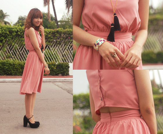 Bạn nên chọn màu sắc tươi sáng nếu thấy trời không nhiều nắng, màu sắc nhạt nhòa mặc vào ngày trời u ám sẽ kém nổi bật. Xem thêm:Thổi bùng xu hướng hè với thời trang đường phố tuyệt đẹp