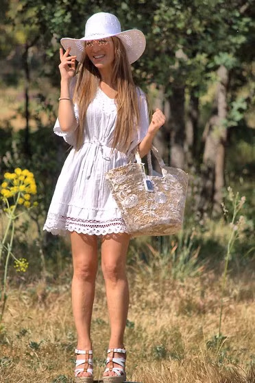 Váy thô có viền ren dễ thương, mát và thấm mồ hôi. Xem thêm:Thổi bùng xu hướng hè với thời trang đường phố tuyệt đẹp