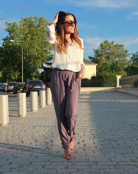 ... hay nữ tính hóa một chút khi kết hợp áo sơ mi voan với quần vải họa tiết nhẹ mát. Xem thêm:Thổi bùng xu hướng hè với thời trang đường phố tuyệt đẹp