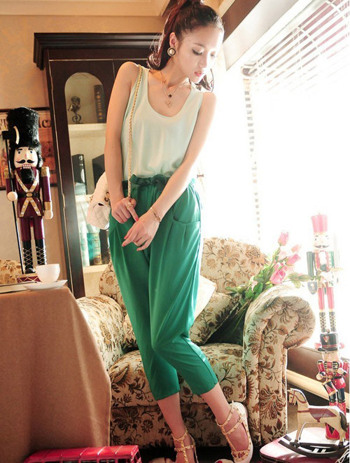 Và jumpsuit lửng là những trang phục dạo phố gọn gàng nữ tính để bạn cân nhắc cuối tuần này. Xem thêm:Thổi bùng xu hướng hè với thời trang đường phố tuyệt đẹp