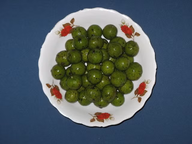 Làm tăng cường tiêu hóa: Lấy sấu hấp với đường làm nước giải khát uống trong ngày. Hoặc sử dụng quả sấu tươi nấu canh chua ăn. Xem thêm:"Diệt trừ" đau dạ dày, đau khớp... với trà xanh mỗi ngày