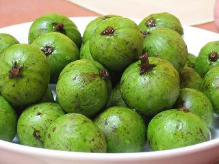 Đông y cho rằng quả sấu lúc xanh có vị chua hơi chát, khi quả chín có vị chua, ngọt, tính mát, có công năng kiện vị sinh tân, tiêu thực chỉ khát, chỉ ho, tiêu đờm, sử dụng trị nhiều bệnh chứng như nhiệt miệng khô khát, ngứa cổ, đau họng, nôn do thai nghén, say rượu, nổi mẩn, sưng, lở ngứa..., mỗi lần uống từ 4 - 6g cùi quả. Xem thêm:"Diệt trừ" đau dạ dày, đau khớp... với trà xanh mỗi ngày Đông y cho rằng quả sấu lúc xanh có vị chua hơi chát, khi quả chín có vị chua, ngọt, tính mát, có công năng kiện vị sinh tân, tiêu thực chỉ khát, chỉ ho, tiêu đờm, sử dụng trị nhiều bệnh chứng như nhiệt miệng khô khát, ngứa cổ, đau họng, nôn do thai nghén, say rượu, nổi mẩn, sưng, lở ngứa..., mỗi lần uống từ 4 - 6g cùi quả. Xem thêm:"Diệt trừ" đau dạ dày, đau khớp... với trà xanh mỗi ngày
