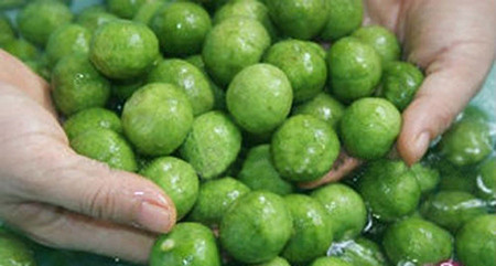 Quả sấu cũng được sử dụng làm thuốc trị nhiệt miệng, giải khát. Xem thêm:"Diệt trừ" đau dạ dày, đau khớp... với trà xanh mỗi ngày Quả sấu cũng được sử dụng làm thuốc trị nhiệt miệng, giải khát. Xem thêm:"Diệt trừ" đau dạ dày, đau khớp... với trà xanh mỗi ngày