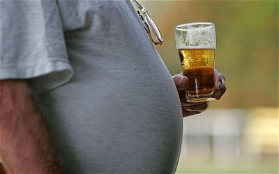 Bụng bia: Do bia dinh dưỡng phong phú, sinh ra nhiệt lượng lớn, uống trong thời gian dài sẽ làm cho chất béo tích tụ trong cơ thể, hình thành nên bụng to mà chúng ra hay gọi là bụng bia. Từ đó gây ra mỡ máu, huyết áp tăng cao. Xem thêm:Nhận diện mụn và phương cách "cạch mặt" chúng Bụng bia: Do bia dinh dưỡng phong phú, sinh ra nhiệt lượng lớn, uống trong thời gian dài sẽ làm cho chất béo tích tụ trong cơ thể, hình thành nên bụng to mà chúng ra hay gọi là bụng bia. Từ đó gây ra mỡ máu, huyết áp tăng cao. Xem thêm:Nhận diện mụn và phương cách "cạch mặt" chúng