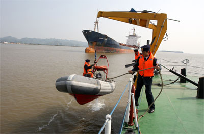 Huấn luyện động tác hạ xuồng tại Vùng Cảnh sát biển 1.