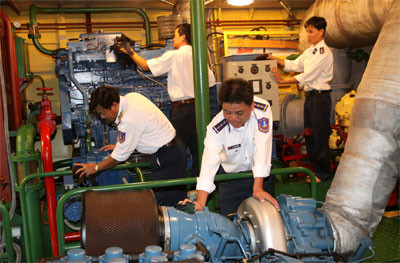 Thực hiện tốt chế độ "sáng lau sương, chiều lau bụi" ở Vùng Cảnh sát biển 1.