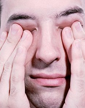 Các tác nhân gây dị ứng có thể đến từ không khí như phấn hoa, bụi bặm... Ngoài ra, dị ứng mắt cũng có thể do các loại mỹ phẩm hoặc thuốc mỡ. Xem thêm: Móng tay... nói lên bệnh tật: tim, gan, phổi Các tác nhân gây dị ứng có thể đến từ không khí như phấn hoa, bụi bặm... Ngoài ra, dị ứng mắt cũng có thể do các loại mỹ phẩm hoặc thuốc mỡ. Xem thêm: Móng tay... nói lên bệnh tật: tim, gan, phổi