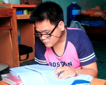 Người bệnh không thể đi lại bình thường vì bị chóng mặt, mất thăng bằng, nói ngọng, đau đầu dữ dội. Với những bệnh nhân bị đột quỵ trầm trọng (do máu tụ trong não hoặc do xuất huyết não), những triệu chứng trên sẽ xảy ra cùng một lúc. Xem thêm: Móng tay... nói lên bệnh tật: tim, gan, phổi Người bệnh không thể đi lại bình thường vì bị chóng mặt, mất thăng bằng, nói ngọng, đau đầu dữ dội. Với những bệnh nhân bị đột quỵ trầm trọng (do máu tụ trong não hoặc do xuất huyết não), những triệu chứng trên sẽ xảy ra cùng một lúc. Xem thêm: Móng tay... nói lên bệnh tật: tim, gan, phổi