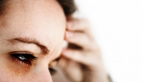 Rối loạn thị giác thường bắt đầu ở trung tâm vùng thị giác. Có thể một đốm sáng, một đốm đen hoặc một vệt dài di động khiến bệnh nhân không nhìn mọi vật rõ ràng. Xem thêm: Móng tay... nói lên bệnh tật: tim, gan, phổi Rối loạn thị giác thường bắt đầu ở trung tâm vùng thị giác. Có thể một đốm sáng, một đốm đen hoặc một vệt dài di động khiến bệnh nhân không nhìn mọi vật rõ ràng. Xem thêm: Móng tay... nói lên bệnh tật: tim, gan, phổi