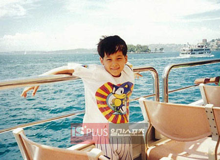 Kim Bum tạo dáng cùng sóng và gió biển.(Ảnh: DT) Xem thêm:Mỹ nam Lee Min Ho: hotboy từ thủa trong nôi